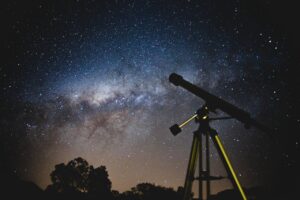 teleskop kigger på nattehimmel