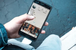 Mand holder smartphone med Instagram åben